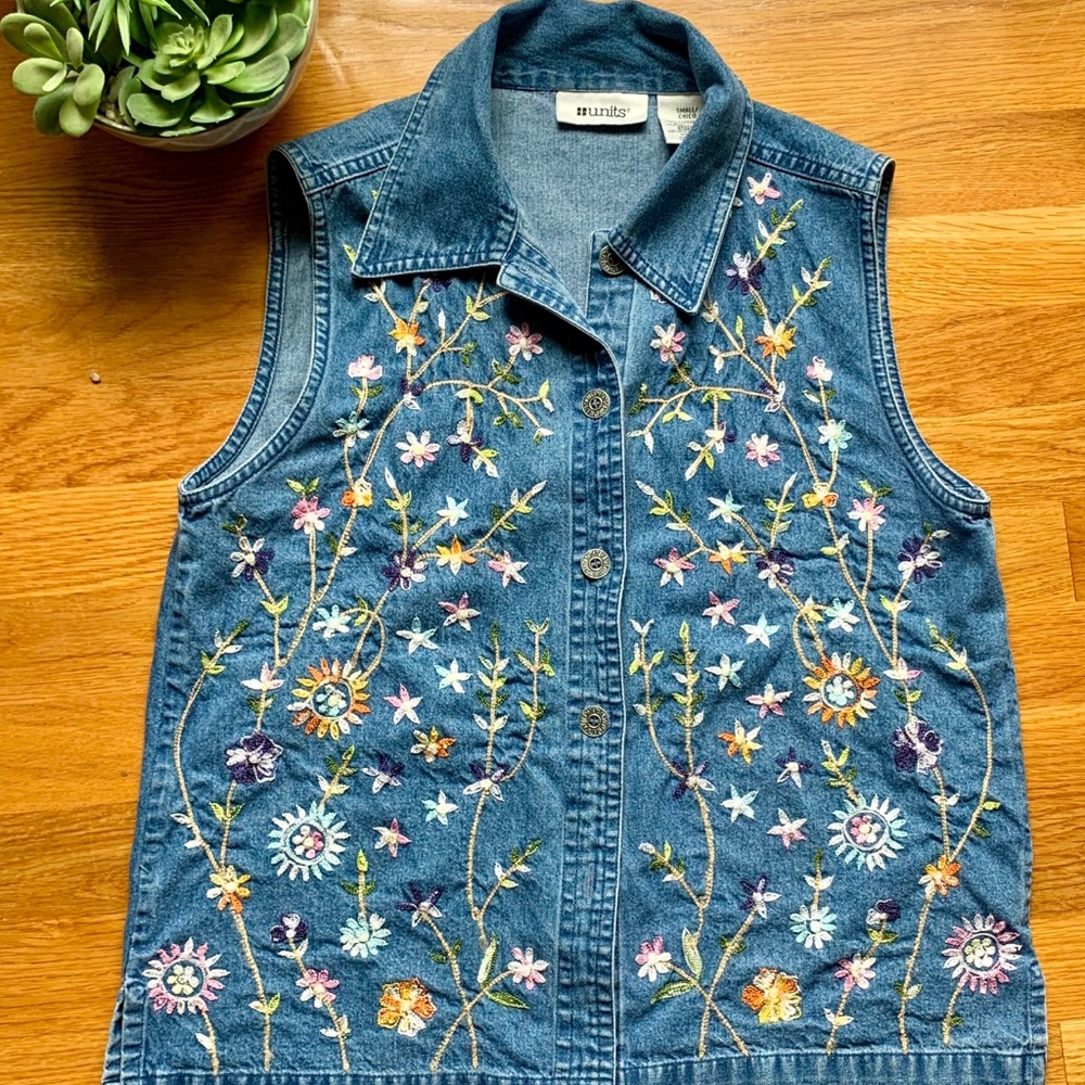Vintage Sleeveless Embroidered Button Up